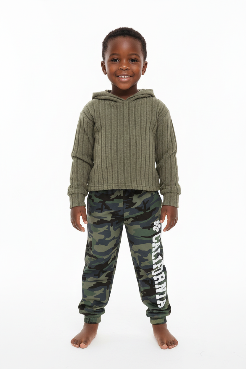 Enfant portant ensemble hoodie côtelé texturé et pantalon - pose confiante naturelle - style moderne cocooning - photo produit fond blanc - BabyCoton Suisse
