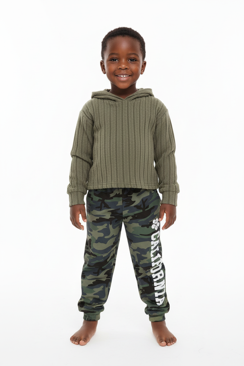 Enfant portant ensemble hoodie côtelé texturé et pantalon - pose confiante naturelle - style moderne cocooning - photo produit fond blanc - BabyCoton Suisse
