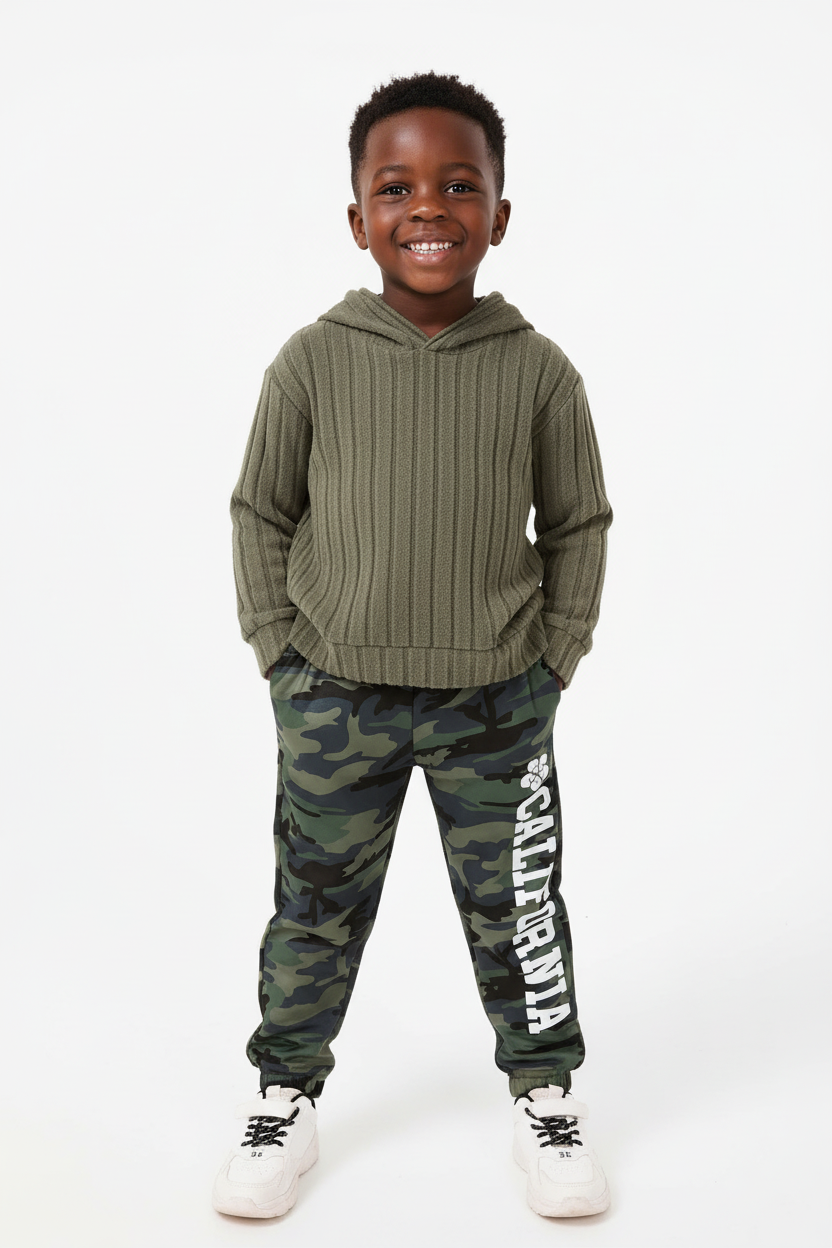 Enfant portant ensemble hoodie côtelé texturé manches longues et pantalon coordonné - vue de face fond blanc - confort douillet - photo produit BabyCoton Suisse

