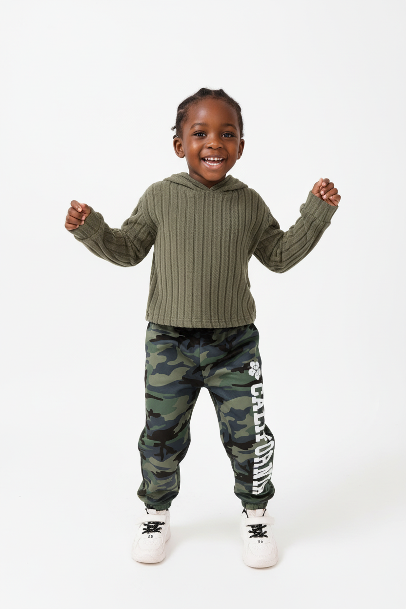 Enfant en ensemble hoodie côtelé texturé pantalon - pose joyeuse ludique - style douillet confortable - photo lifestyle fond blanc - BabyCoton Suisse
