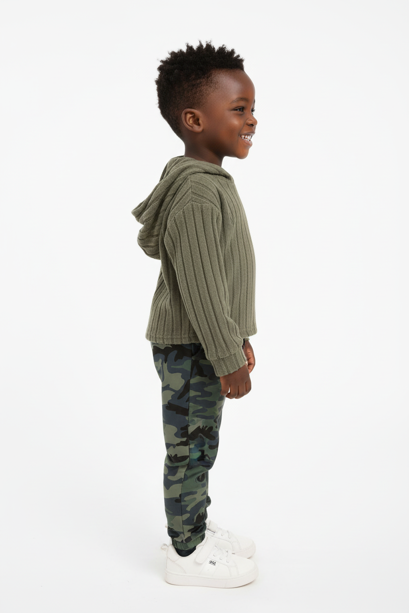 Enfant portant ensemble hoodie côtelé texturé pantalon - vue de profil latérale - détail tissu côtelé doux - photo produit fond blanc - BabyCoton Suisse
