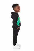 Enfant portant ensemble hoodie Dinosaure graphique pantalon - vue de profil latérale - détail design préhistorique impressionnant - photo produit fond blanc - BabyCoton Suisse
