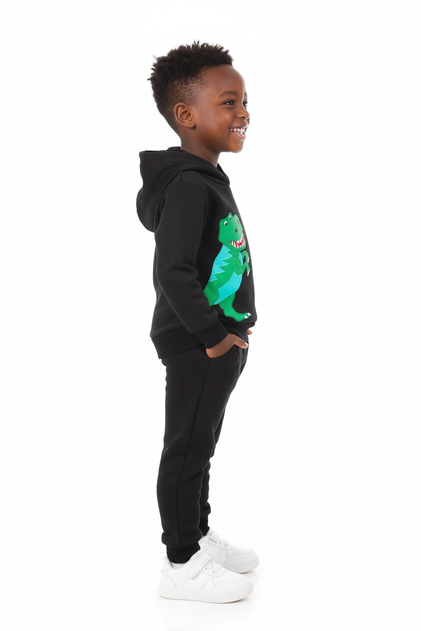 Enfant portant ensemble hoodie Dinosaure graphique pantalon - vue de profil latérale - détail design préhistorique impressionnant - photo produit fond blanc - BabyCoton Suisse
