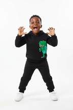 Enfant en ensemble hoodie Dinosaure graphique pantalon - pose rugissement ludique - style préhistorique amusant - photo lifestyle fond blanc - BabyCoton
