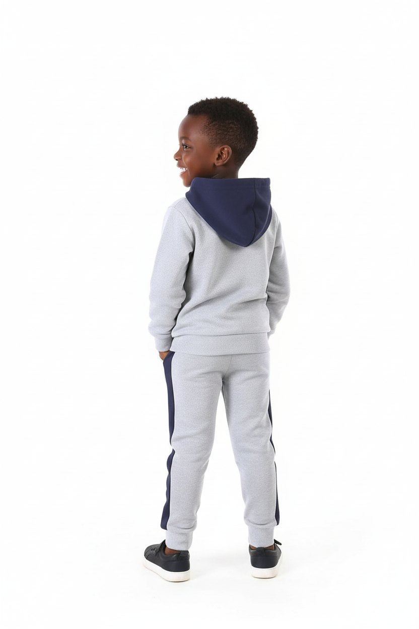 Enfant portant ensemble hoodie football graphique et pantalon - vue arrière - détail coupe sportive et finitions - photo produit fond blanc - BabyCoton
