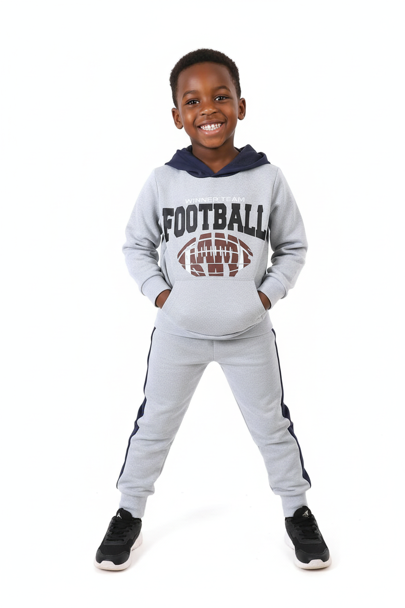 Enfant en ensemble hoodie football graphique pantalon - pose sportive décontractée - style champion passion ballon - photo lifestyle fond blanc - BabyCoton Suisse
