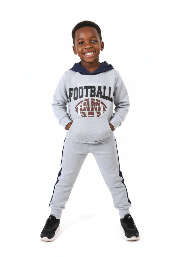 Enfant en ensemble hoodie football graphique pantalon - pose sportive décontractée - style champion passion ballon - photo lifestyle fond blanc - BabyCoton Suisse
