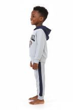 Enfant portant ensemble hoodie football graphique pantalon - vue de profil latérale - détail design sportif dynamique - photo produit fond blanc - BabyCoton Suisse
