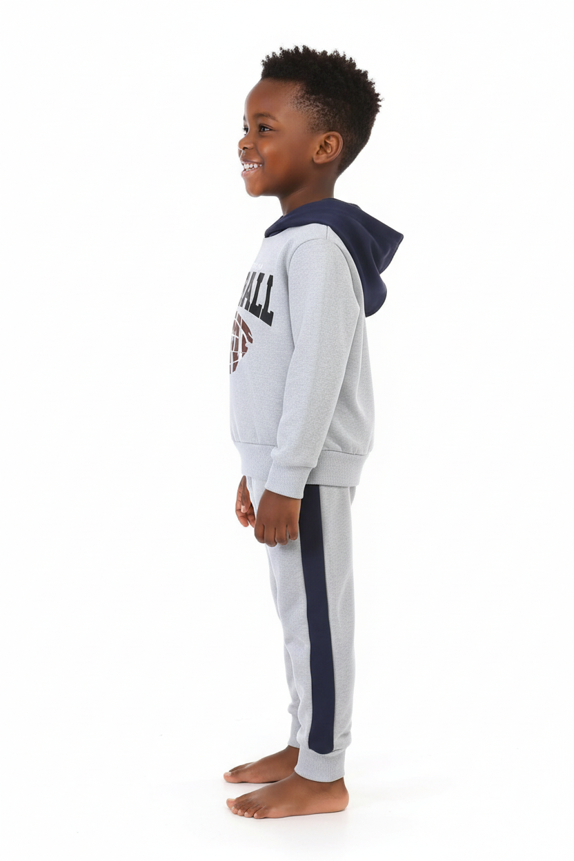 Enfant portant ensemble hoodie football graphique pantalon - vue de profil latérale - détail design sportif dynamique - photo produit fond blanc - BabyCoton Suisse

