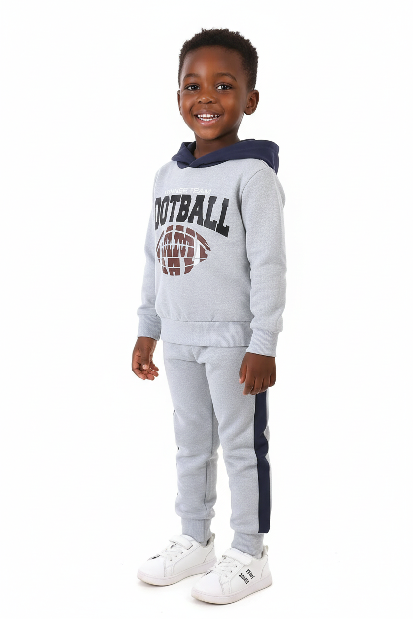 Enfant portant ensemble hoodie football graphique et pantalon - vue trois-quarts - détail design sportif énergique - photo produit fond blanc - BabyCoton Suisse
