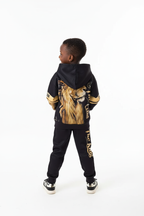 Enfant portant ensemble hoodie Roi Lion graphique et pantalon - vue arrière - détail coupe et finitions - photo produit fond blanc - BabyCoton

