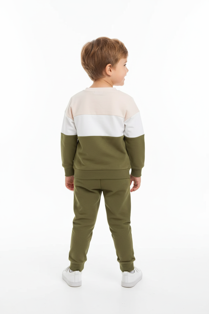 Enfant portant ensemble haut color block et pantalon - vue arrière - détail coupe et finitions - photo produit fond blanc - BabyCoton
