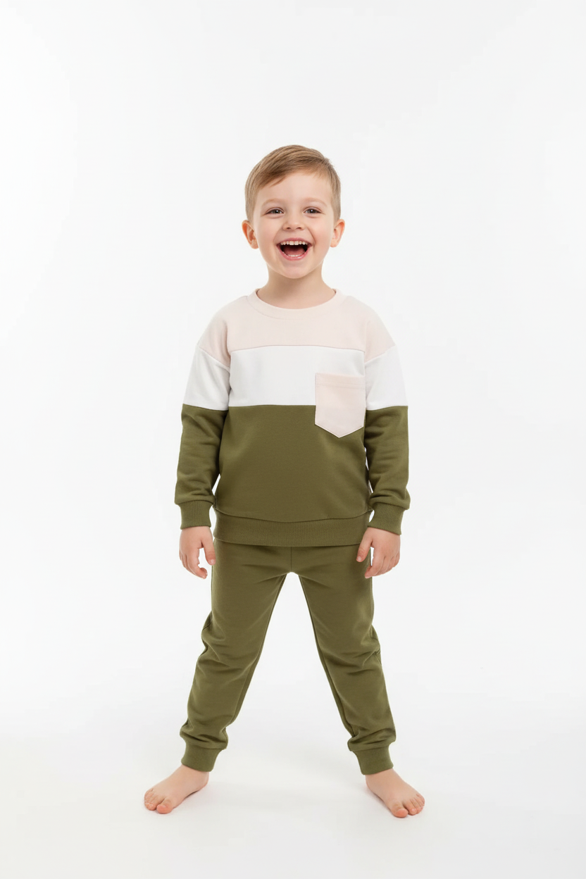 Enfant portant ensemble haut color block et pantalon 2 pièces - vue de face fond blanc - style moderne tendance - photo produit BabyCoton Suisse
