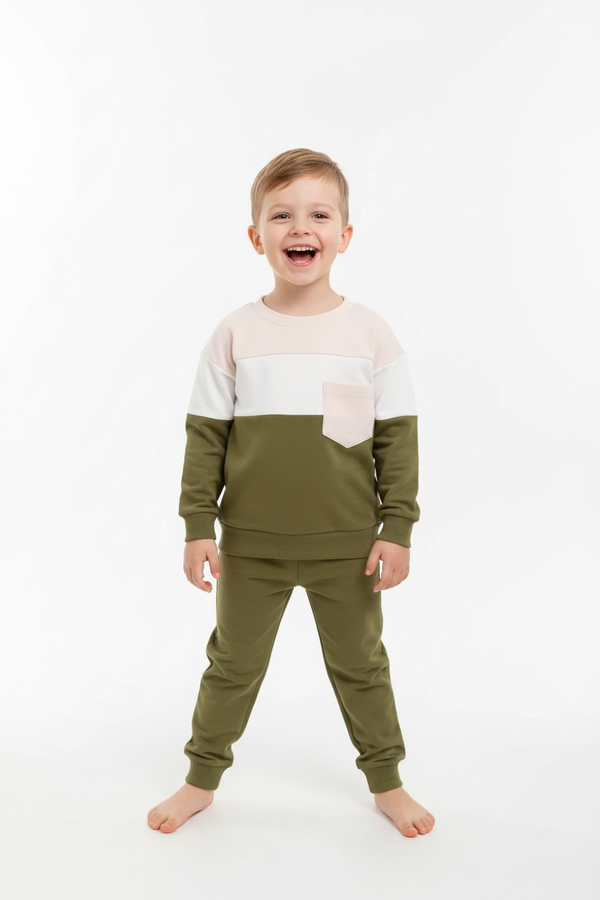 Enfant portant ensemble haut color block et pantalon 2 pièces - vue de face fond blanc - style moderne tendance - photo produit BabyCoton Suisse
