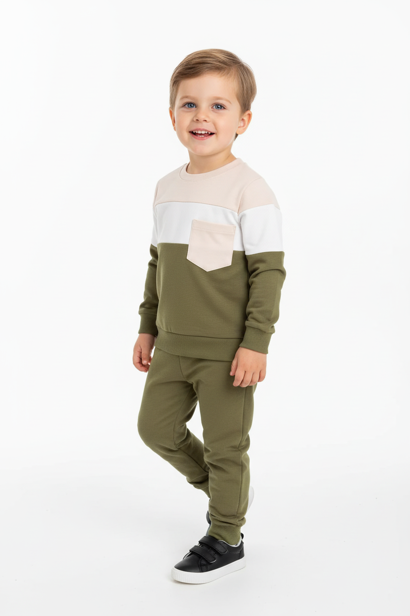 Enfant portant ensemble haut color block et pantalon - vue trois-quarts - détail design moderne tendance - photo produit fond blanc - BabyCoton Suisse
