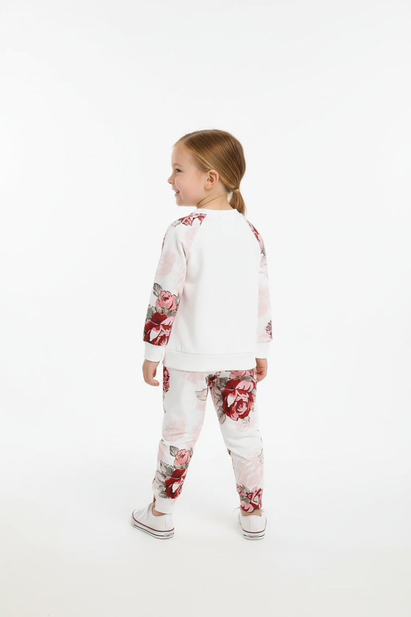 Enfant portant ensemble haut floral et pantalon - vue arrière - détail coupe et finitions - photo produit fond blanc - BabyCoton
