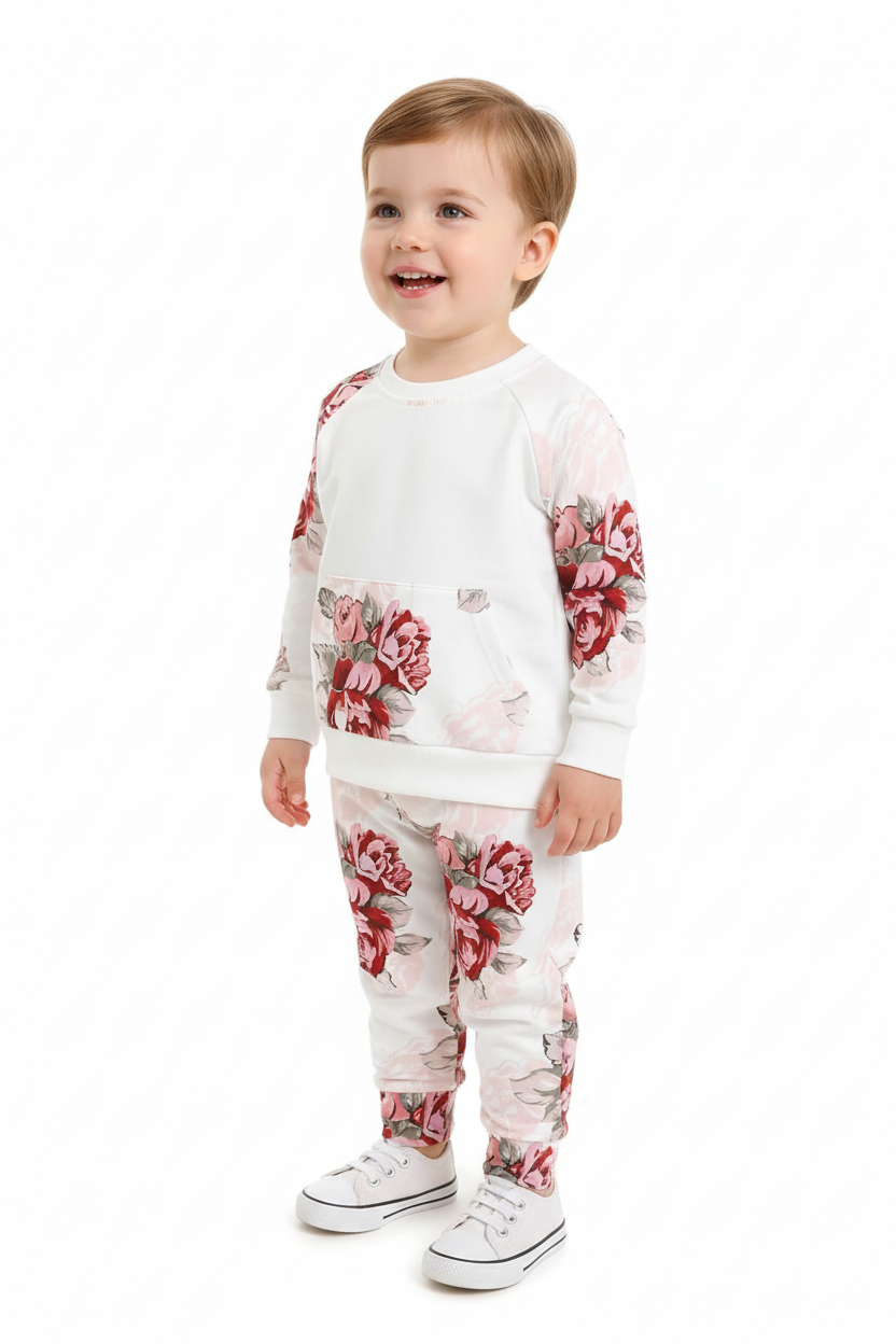 Enfant portant ensemble haut floral et pantalon - vue trois-quarts - détail design floral élégant - photo produit fond blanc - BabyCoton Suisse
