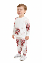 Enfant portant ensemble haut floral et pantalon - vue trois-quarts - détail design floral élégant - photo produit fond blanc - BabyCoton Suisse
