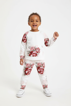 Enfant en ensemble haut floral pantalon - pose élégante gracieuse - style charme fleuri raffiné - photo lifestyle fond blanc - BabyCoton Suisse
