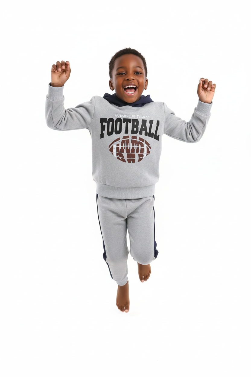 Enfant en ensemble hoodie football graphique pantalon - pose active dynamique - style sportif petit champion - photo lifestyle fond blanc - BabyCoton
