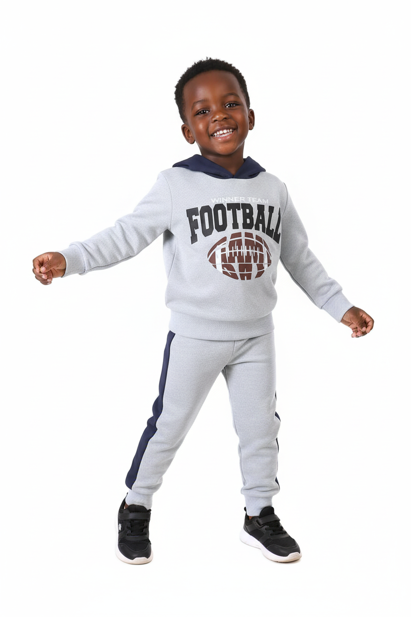 Enfant portant ensemble hoodie football graphique et pantalon coordonné - vue de face fond blanc - style sportif passion ballon - photo produit BabyCoton Suisse
