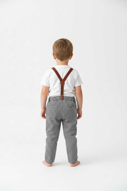 Enfant portant ensemble vintage vue de dos fond blanc