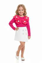  « Fillette portant pull rose fuchsia côtelé avec fleurs 3D et perles et jupe blanche à boutons, courant joyeusement - vue de face »
