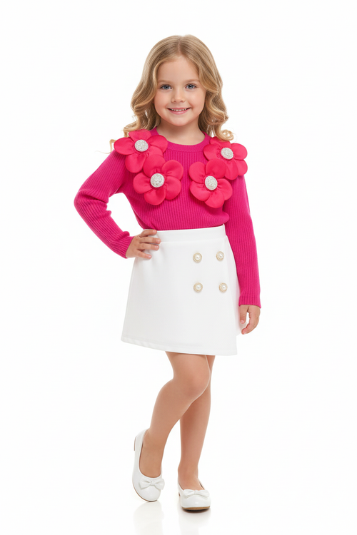  « Fillette portant pull rose fuchsia côtelé avec fleurs 3D et perles et jupe blanche à boutons, courant joyeusement - vue de face »
