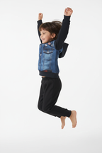  « Enfant tournoyant en ensemble Beloved montrant l’imprimé veste en jean avec badges - vue trois-quarts arrière »