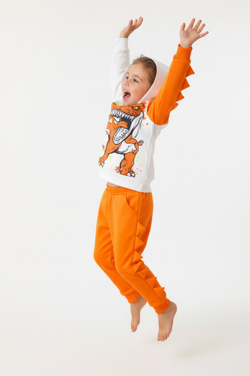  Enfant tournoyant en ensemble dinosaure montrant les picots 3D orange au dos - vue trois-quarts arrière