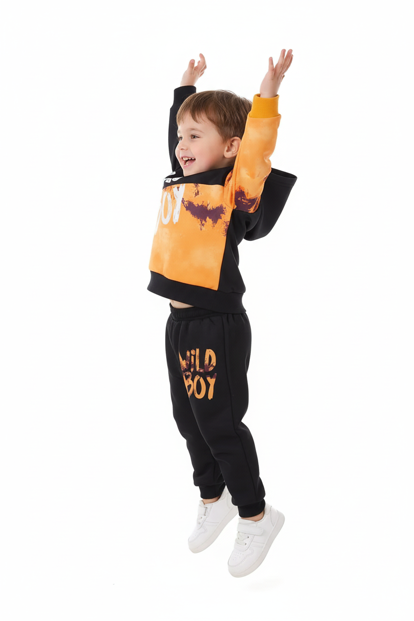 « Enfant tournoyant en ensemble Wild Boy montrant le design colorblock noir et orange - vue trois-quarts arrière »
