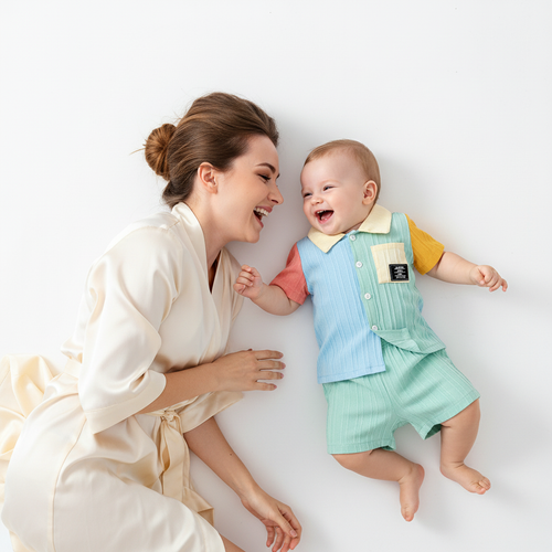 Ensemble bébé garçon motif color block — tenue coordonnée polo multicolore et short mint, photo lifestyle maman et bébé fond blanc vue du dessus