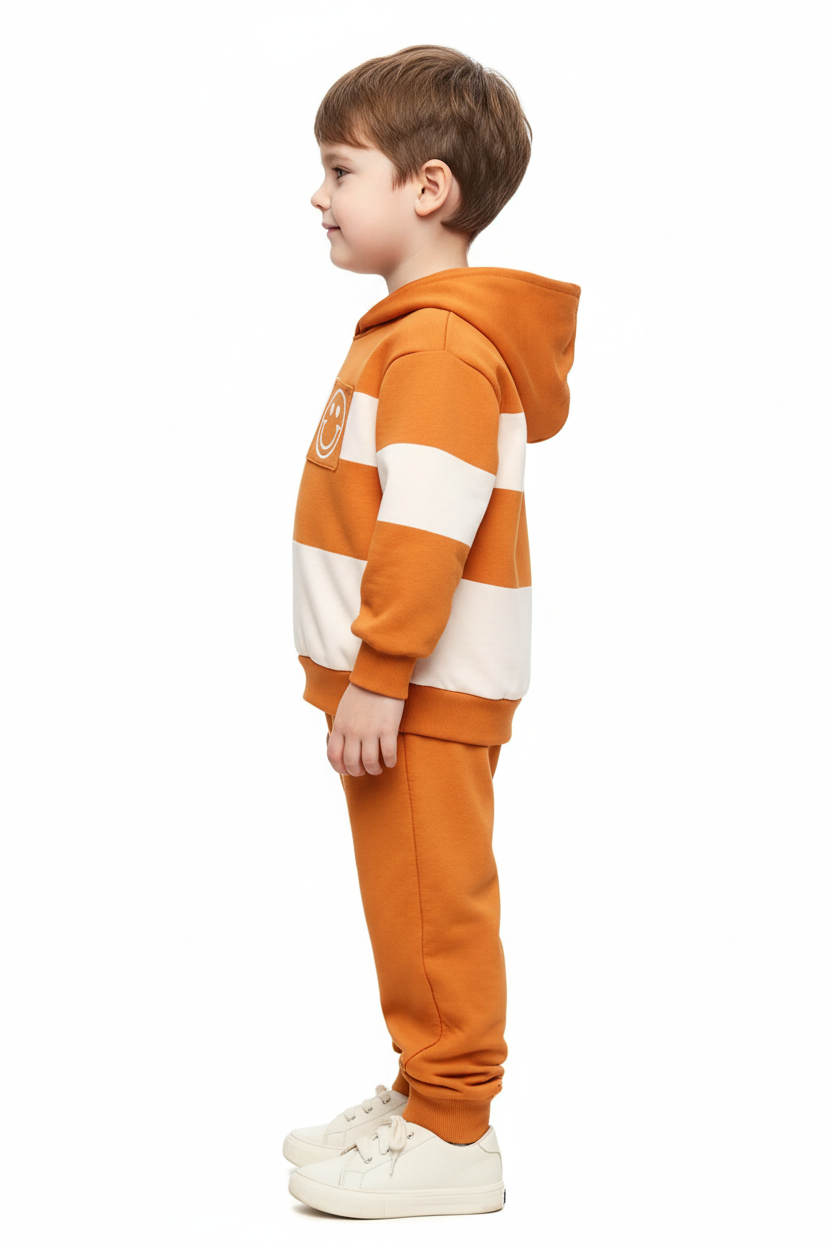 "Ensemble 2 pièces color block enfant - Vue latérale de côté montrant sweat à capuche orange et blanc avec bandes horizontales et pantalon jogging orange - Silhouette complète de l'ensemble - Coupe sportive confortable visible - Fond blanc professionnel - Photo produit e-commerce BabyCoton"