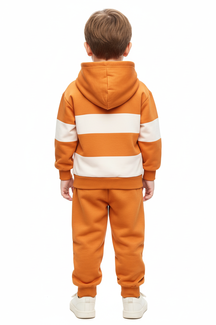 "Ensemble color block 2 pièces - Vue de dos complète montrant sweat à capuche orange avec bandes blanches horizontales au dos, capuche orange, manches longues - Pantalon jogging orange uni - Détails dos visibles - Fond blanc studio - Photo produit e-commerce professionnel BabyCoton Suisse"