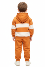 "Ensemble color block 2 pièces - Vue de dos complète montrant sweat à capuche orange avec bandes blanches horizontales au dos, capuche orange, manches longues - Pantalon jogging orange uni - Détails dos visibles - Fond blanc studio - Photo produit e-commerce professionnel BabyCoton Suisse"