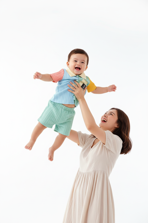 Ensemble garçon color block — polo multicolore bleu rose jaune vert et short mint, look boutique premium bébé 12 mois fond blanc