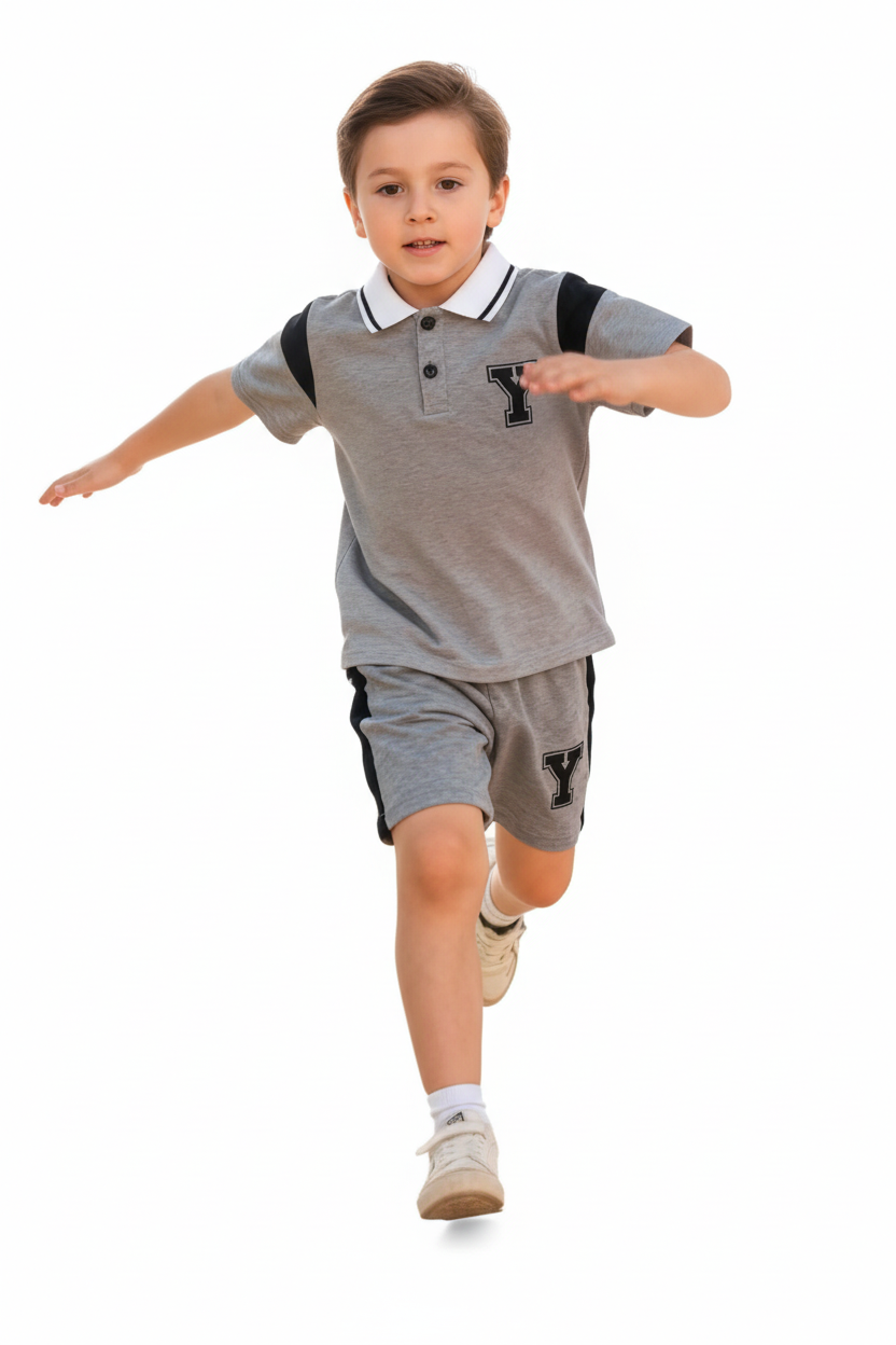 "Enfant 5-6 ans courant activement en plein mouvement - Ensemble sportif 2 pièces polo gris chiné avec col blanc bordé de bandes noires, logo Y noir sur poitrine, manches courtes avec bandes noires - Short gris assorti avec bandes latérales noires et logo Y noir - Vue de face complète corps entier - Bras qui bougent naturellement - Tenue sportive décontractée - Fond blanc studio professionnel - Photo lifestyle e-commerce BabyCoton Suisse - Confort et élégance pour garçon"