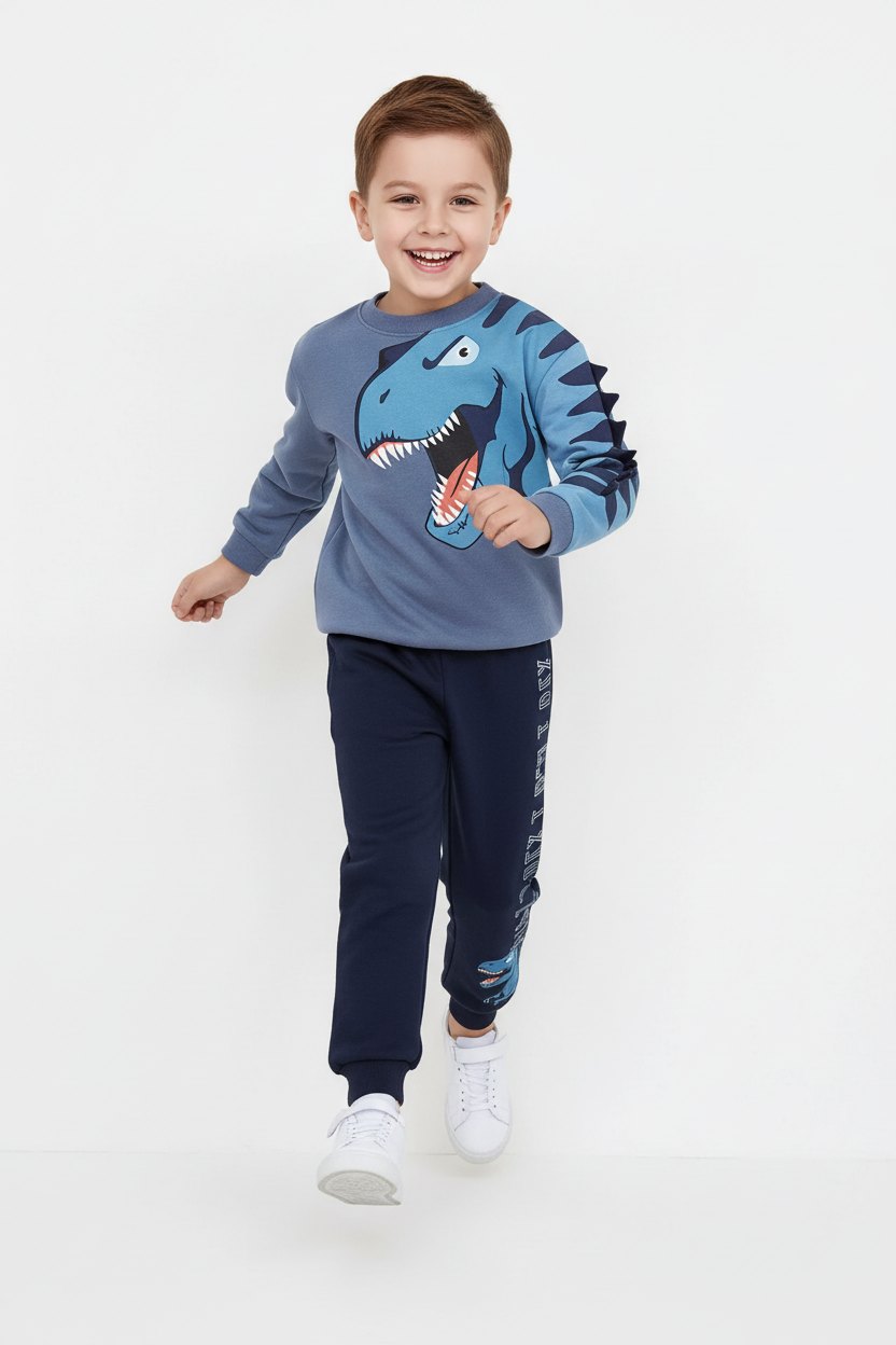 "Enfant 4-6 ans courant joyeusement en plein mouvement - Ensemble 2 pièces sweat bleu gris avec grand imprimé T-Rex bleu turquoise bouche ouverte dents blanches visibles, pointes de dinosaure 3D bleu marine cousues sur manche droite, manches longues avec poignets élastiques - Pantalon jogging bleu marine assorti avec imprimé dinosaure T-Rex bleu turquoise sur jambe, taille et chevilles élastiques - Vue de face complète corps entier - Bras qui bougent naturellement - Tenue aventure préhistorique confortable 