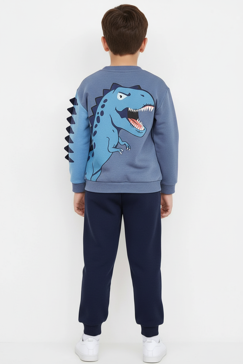 "Ensemble sweat dinosaure 2 pièces - Vue de dos complète montrant sweat bleu gris dos uni avec pointes dinosaure 3D bleu marine visibles sur manche, manches longues - Pantalon jogging bleu marine dos uni - Détails dos visibles - Fond blanc studio - Photo produit e-commerce professionnel BabyCoton Suisse"