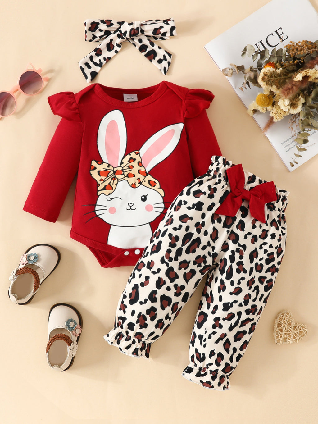 ensemble rouge BabyCoton — body lapin volants, pantalon léopard nœud rose et bandeau léopard, fond blanc