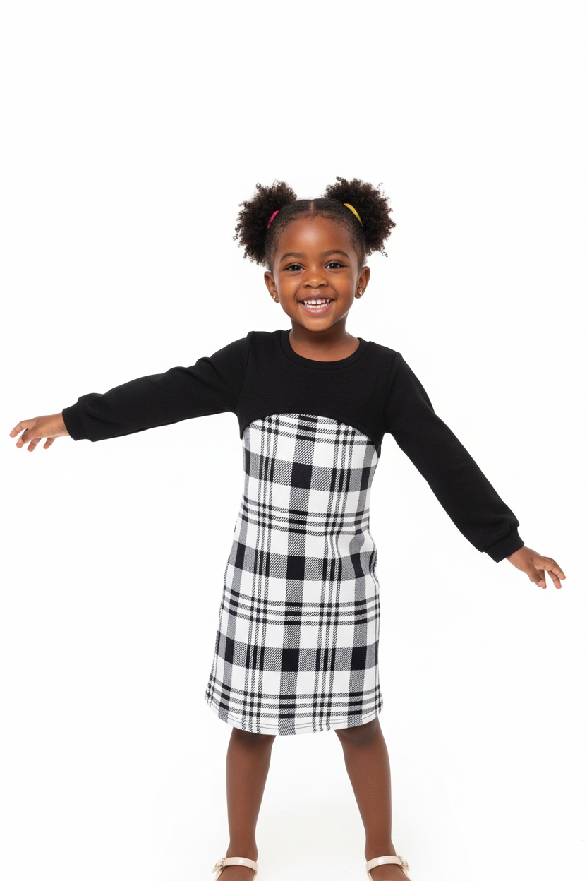 Fillette en robe à carreaux manches longues - pose naturelle joyeuse - style champêtre-chic intemporel - photo lifestyle fond blanc - BabyCoton Suisse
