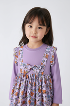 Fillette en robe violette à fleurs - détail du nœud