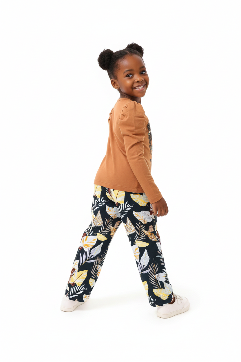 Fillette portant ensemble haut graphique manches longues pantalon floral - vue arrière - détail coupe et finitions - photo produit fond blanc - BabyCoton
