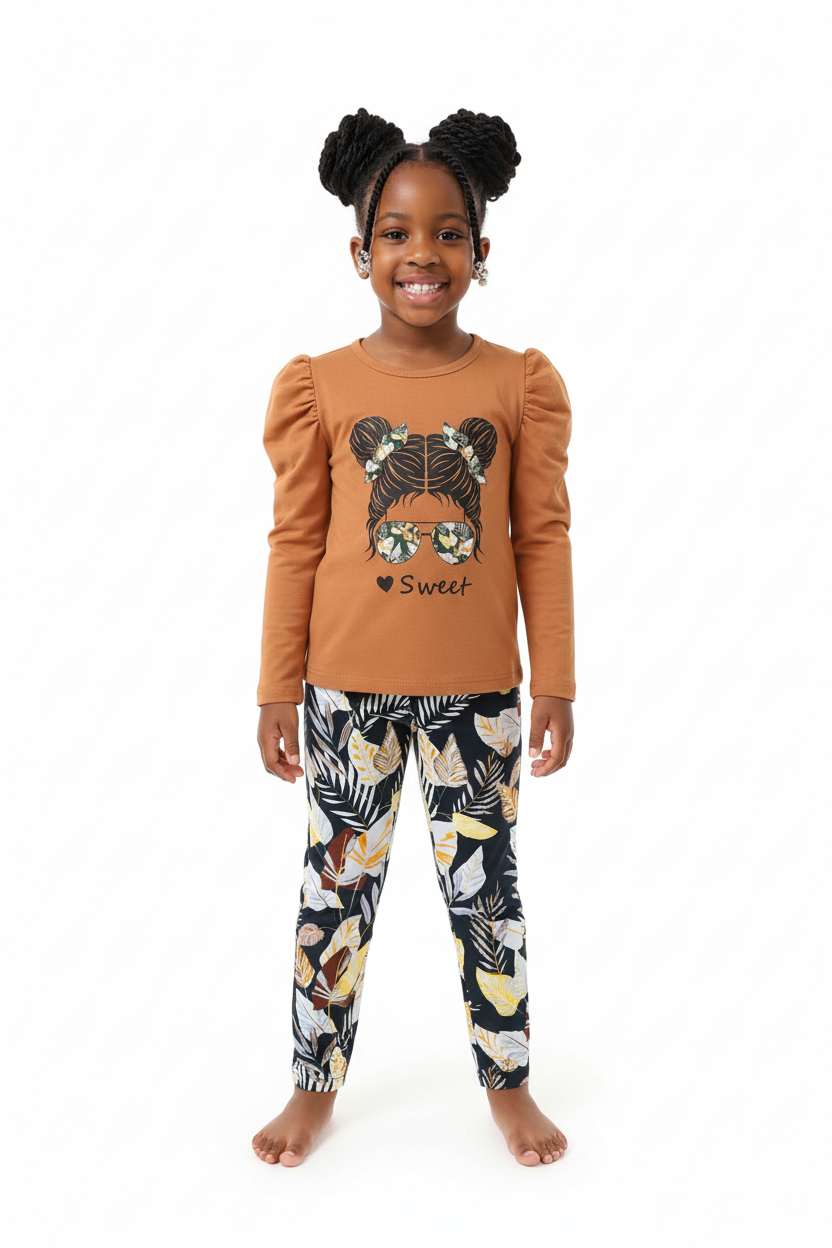 Fillette en ensemble haut graphique pantalon floral - pose confiante fashionista - style bohème-chic tendance - photo lifestyle fond blanc - BabyCoton Suisse
