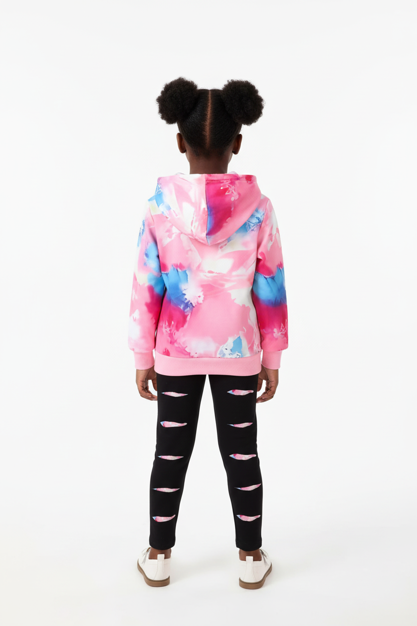 Fillette portant ensemble hoodie tie-dye graphique et pantalon - vue arrière - détail coupe et finitions - photo produit fond blanc - BabyCoton
