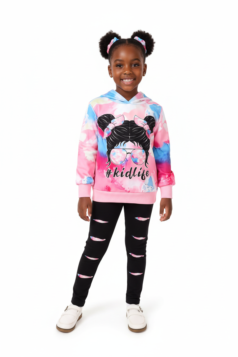 Fillette en ensemble hoodie tie-dye graphique pantalon - pose casual décontractée - style artistique créatif - photo lifestyle fond blanc - BabyCoton Suisse
