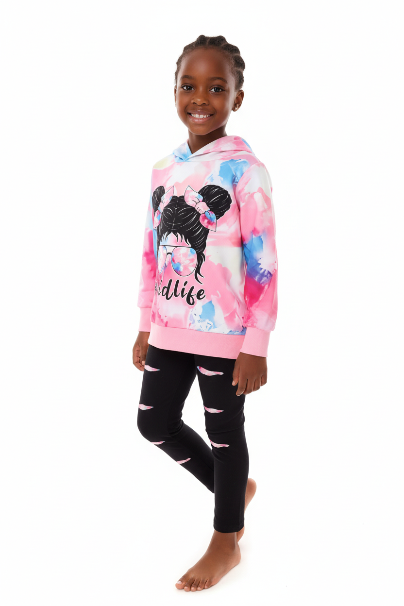 Fillette portant ensemble hoodie tie-dye graphique et pantalon - vue trois-quarts - détail motif artistique coloré - photo produit fond blanc - BabyCoton Suisse
