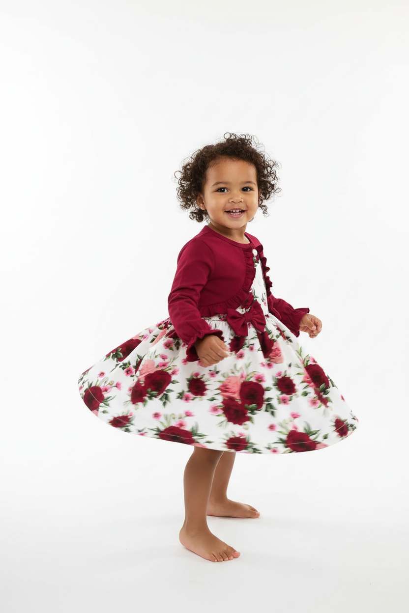 Fillette en robe fleurie volants manches bouffantes - pose gracieuse élégante - style romantique délicat - photo lifestyle fond blanc - BabyCoton Suisse
