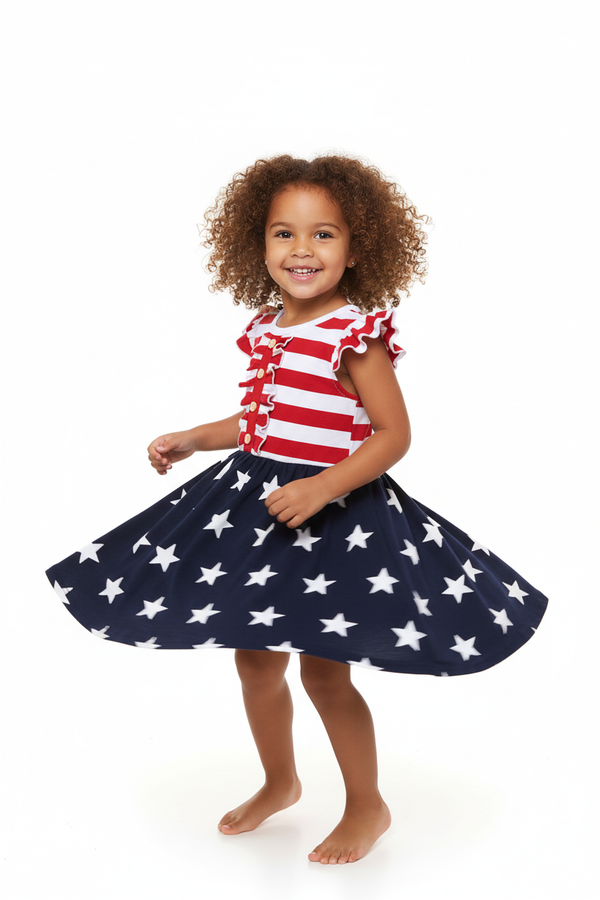 Fillette tournoyant dans robe rayures étoiles volants - mouvement fluide festif - style patriotique joyeux - photo lifestyle fond blanc - BabyCoton

