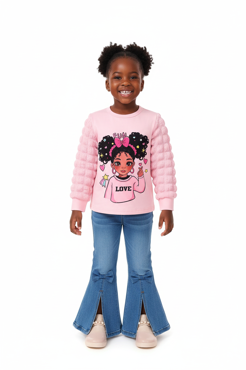 Fillette portant ensemble haut graphique manches longues et jean évasé flare - vue de face fond blanc - 95% coton 5% polyester - photo produit BabyCoton Suisse
